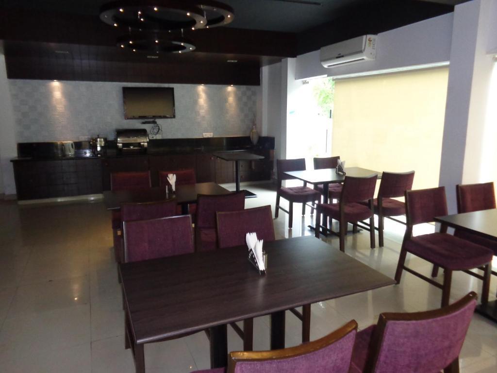 Oyster Airport Hotel Hyderabad Exterior photo